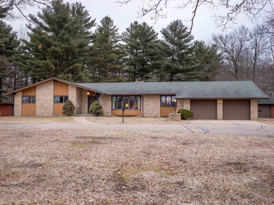 /international/us/309-n-division-street-stevens-point-wi-110089049620/