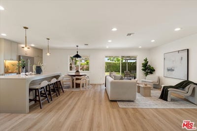 /international/us/23445-sylvan-st-woodland-hills-ca-110108424141/