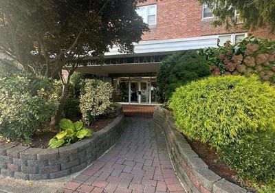 /international/us/250-w-merrick-road-freeport-ny-110102228485/