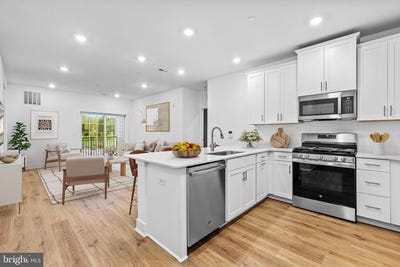 /international/us/28311-radford-court-monroe-township-nj-110100963971/