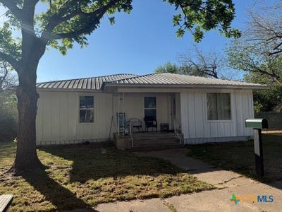 /international/us/612-schwab-street-yoakum-tx-110106929133/