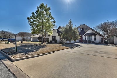/international/us/2416-dillon-street-brenham-tx-110097762052/