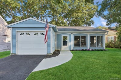 /international/us/185-kingston-drive-ridge-ny-110119610984/