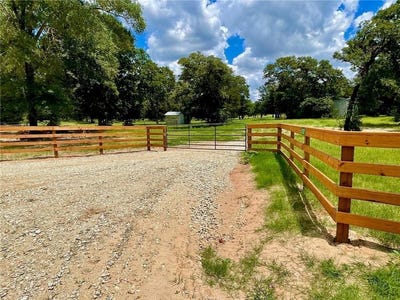 /international/us/10571-county-road-321-caldwell-tx-110109801804/
