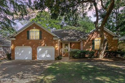 /international/us/705-sea-castle-court-wilmington-nc-110110379087/