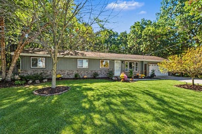 /international/us/8984-13-mile-road-ne-rockford-mi-110120414865/