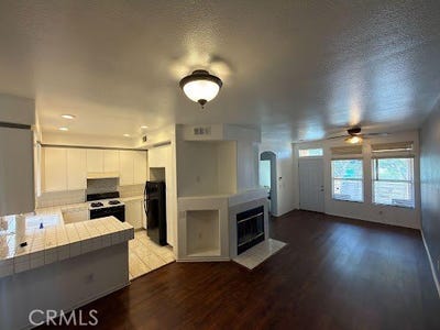/international/us/166-s-long-beach-compton-ca-110120517807/