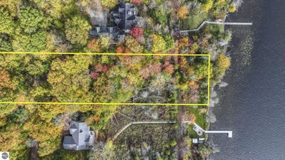 /international/us/4944-benway-lane-central-lake-mi-110107261318/