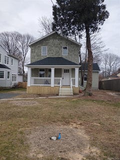 /international/us/9-cleveland-avenue-sayville-ny-110107925995/