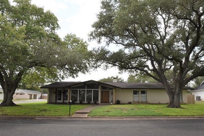 /international/us/101-north-upton-avenue-schulenburg-tx-110101941892/
