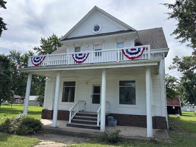 /international/us/102-w-1st-street-everly-ia-110100942652/