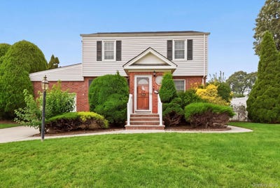 /international/us/2262-1st-street-east-meadow-ny-110109984344/