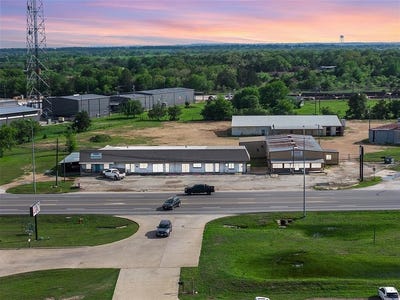 /international/us/2910-east-austin-street-giddings-tx-110107437138/