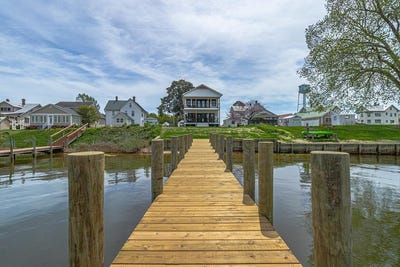 /international/us/696-main-street-reedville-va-110099098223/