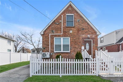 /international/us/103-clement-avenue-elmont-ny-110106977685/