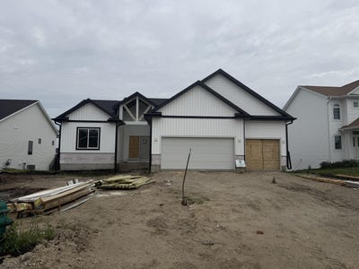 /international/us/2001-ada-hayden-road-ames-ia-110108446048/