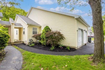 /international/us/22-brook-street-rensselaer-ny-110108118456/