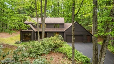 /international/us/38-robinwood-drive-clifton-park-ny-110099967749/