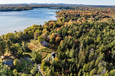 /international/us/12-and-55b-victoria-lane-milbridge-me-110102815622/
