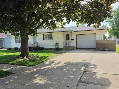 /international/us/417-delaware-ave-nw-orange-city-ia-110108340053/