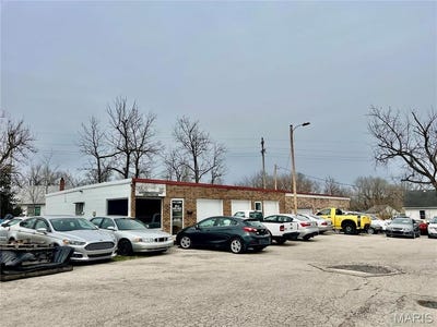 /international/us/411-e-commercial-street-lebanon-mo-110098279148/