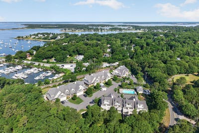/international/us/1090-shore-road-pocasset-ma-110109132699/