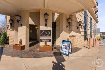 /international/us/755-e-broad-street-athens-ga-110106368312/