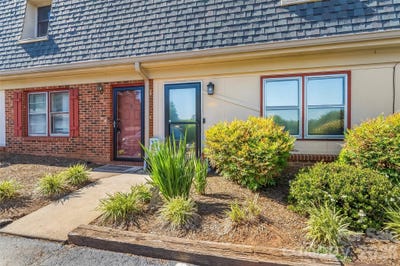 /international/us/224-14th-avenue-se-hickory-nc-110108127230/