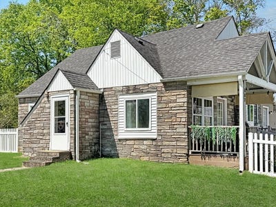 /international/us/117-cedar-st-dover-tn-110108141099/