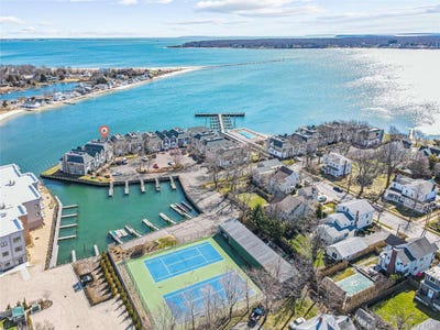/international/us/40-stirling-cove-greenport-ny-110106847536/