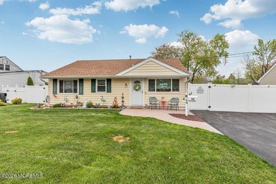 /international/us/13-roland-place-hazlet-nj-110107715477/