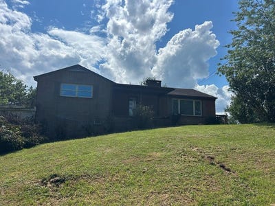 /international/us/1960-peakland-road-pulaski-va-110107860262/