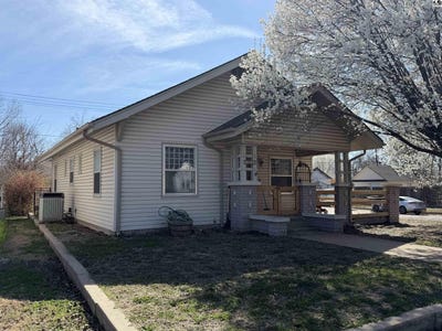 /international/us/301-e-17th-ave-hutchinson-ks-110106374156/