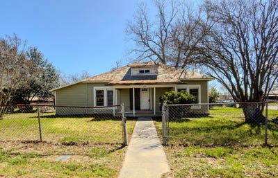/international/us/302-e-crockett-st-luling-tx-110106719786/