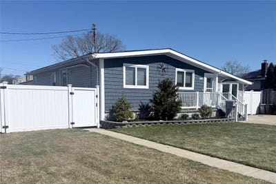 /international/us/225-montgomery-avenue-west-babylon-ny-110107283973/