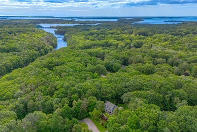 /international/us/15-goldenrod-lane-falmouth-me-110101013058/