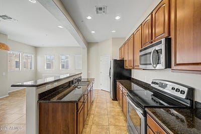 /international/us/15240-n-142nd-avenue-surprise-az-110108396841/