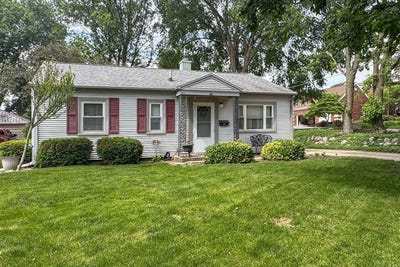 /international/us/1210-greenlawn-drive-bloomington-il-110108386133/