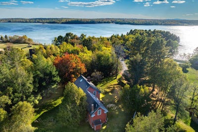 /international/us/12-victoria-lane-milbridge-me-110102818118/