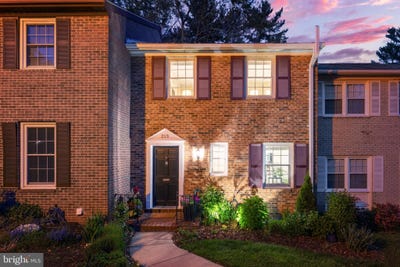 /international/us/213-commons-drive-nw-vienna-va-110108352405/