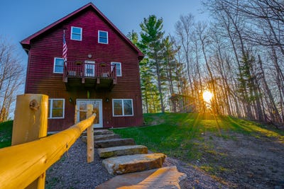 /international/us/572-county-route-25-malone-ny-110108363330/