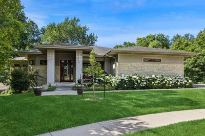 /international/us/2000-forest-hill-cir-coralville-ia-110100803001/