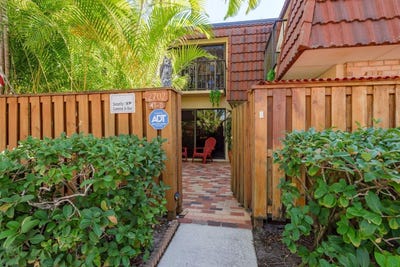 /international/us/2702-14th-court-palm-harbor-fl-110105767169/