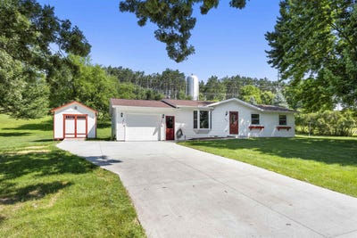 /international/us/390-blaine-street-iola-wi-110101237733/