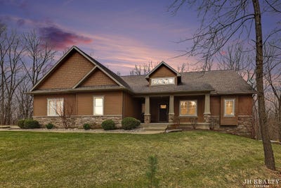 /international/us/2627-oak-highland-court-se-lowell-mi-110107355776/