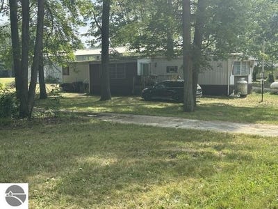 /international/us/7885-n-airpark-road-weidman-mi-110107931478/