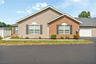 /international/us/217-woodbury-glen-street-hartville-oh-110100995336/