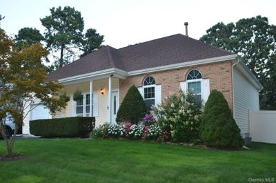 /international/us/15-timber-ridge-drive-coram-ny-110106585994/