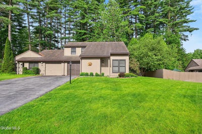 /international/us/10-margaret-drive-queensbury-ny-110108363027/