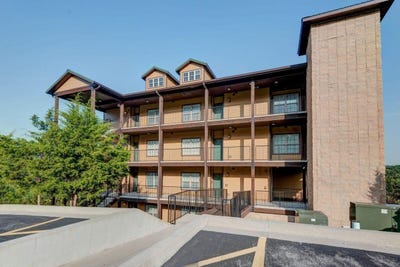 /international/us/51-eagles-ridge-lane-branson-mo-110094618705/